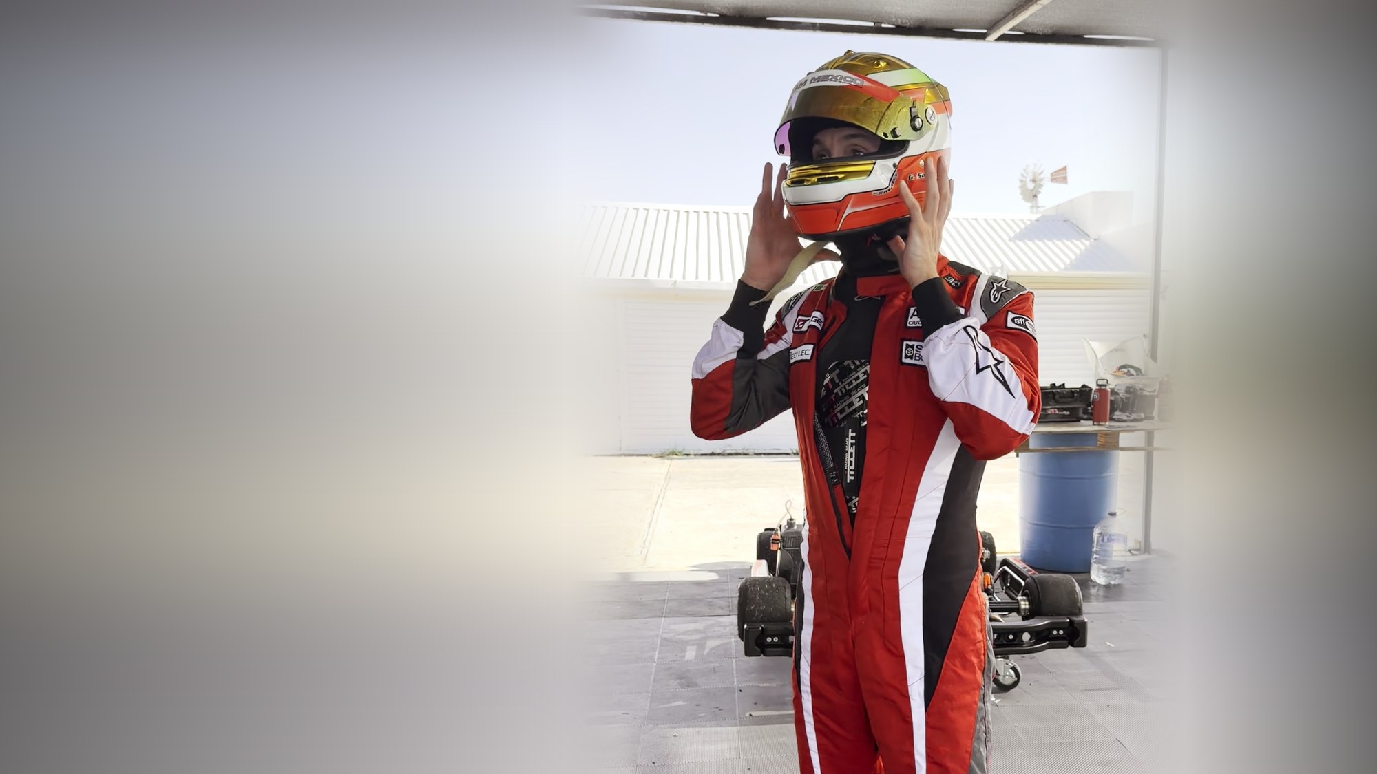 Memo Salinas con casco de piloto